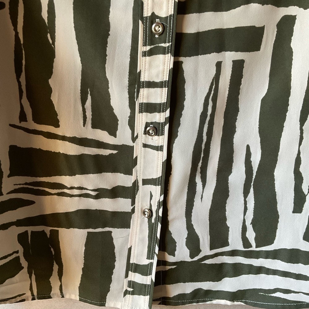 Banana Republic Heritage shirt. Olive and Cream Patterned. Front pockets. Size M - Picture 3 of 12